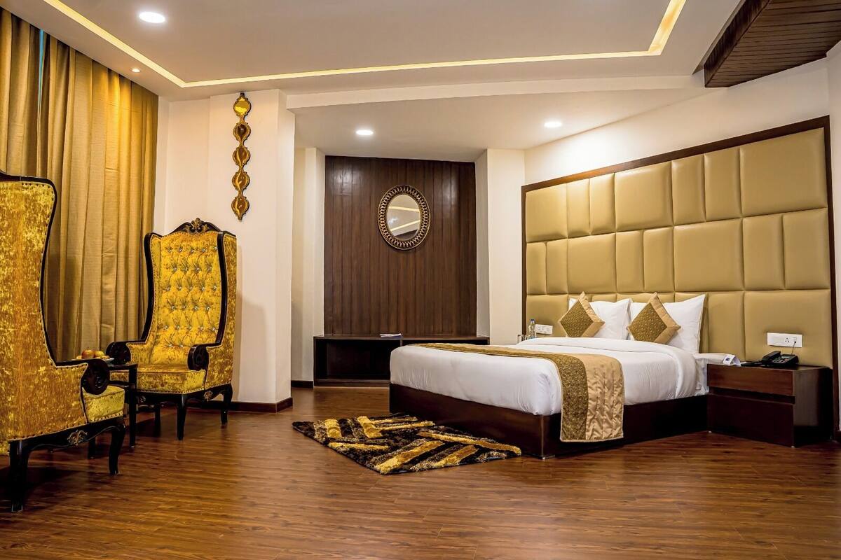 Executive Suite, 1 King Bed with Sofa bed, Non Smoking, Mountain View (with Sofabed) | Egyptian cotton sheets, premium bedding, minibar, individually furnished