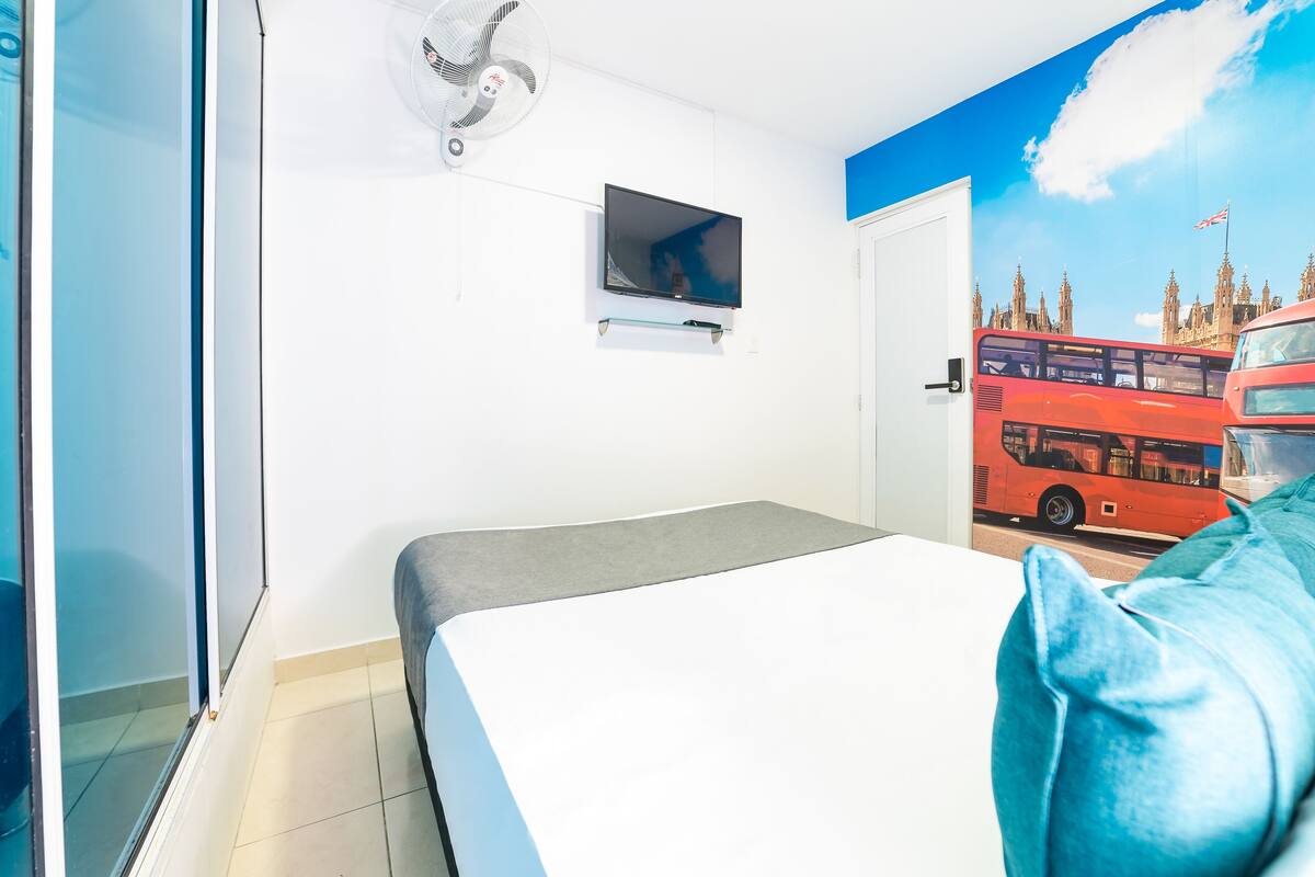 Hypo-allergenic bedding, free WiFi, bed sheets