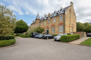 Departamento empresarial, baño privado, vista al jardín (42AC) | Exterior