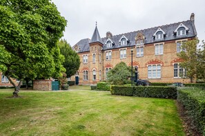 Departamento empresarial, baño privado, vista al jardín (42AC) | Exterior