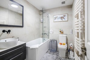 Departamento empresarial, baño privado, vista al jardín (42AC) | Baño