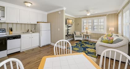 Ocean block cottage nestled steps away from OC shoreline FREE LINENS