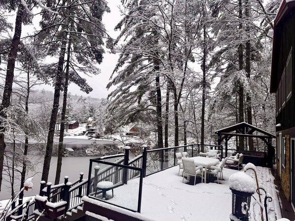 Outdoor dining - Beautiful Lake House on Belleau 100 ft of Waterfront! Kayaks, Jacuzzi 3100 sqft! (Wakefield)