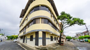Front of property - Ayenda Bugatier (Cali)