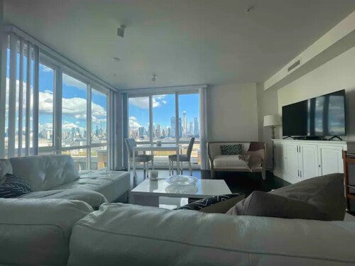 Ultra Lux Waterfront Gem - Manhattan Skylineviews - 2 King Beds ensuites