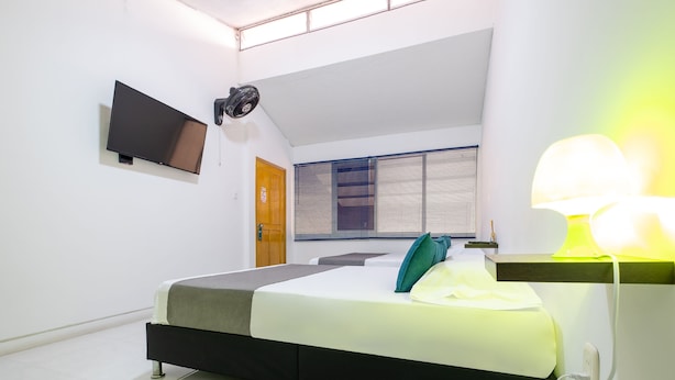 Quadruple Room | Hypo-allergenic bedding, free WiFi, bed sheets - Ayenda Antiguo Campestre (Bucaramanga)