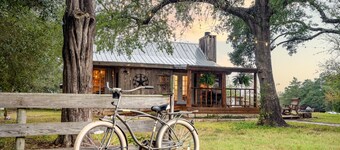 Sleeps 10! Country Cabin w/ Playground, Hammock & Chickens