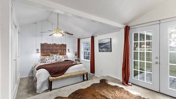 5 bedrooms, desk, iron/ironing board, travel crib