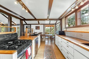 Fridge, microwave, oven, stovetop - Sleeps 10! Country Cabin w/ Playground, Hammock & Chickens (Bryan)