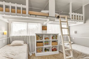 5 bedrooms, desk, iron/ironing board, travel cot - Sleeps 10! Country Cabin w/ Playground, Hammock & Chickens (Bryan)