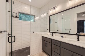 Combined shower/tub, towels