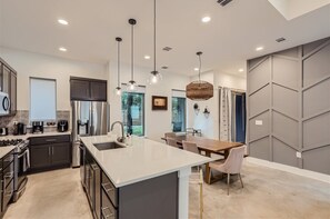 冷蔵庫、電子レンジ、オーブン、コンロ