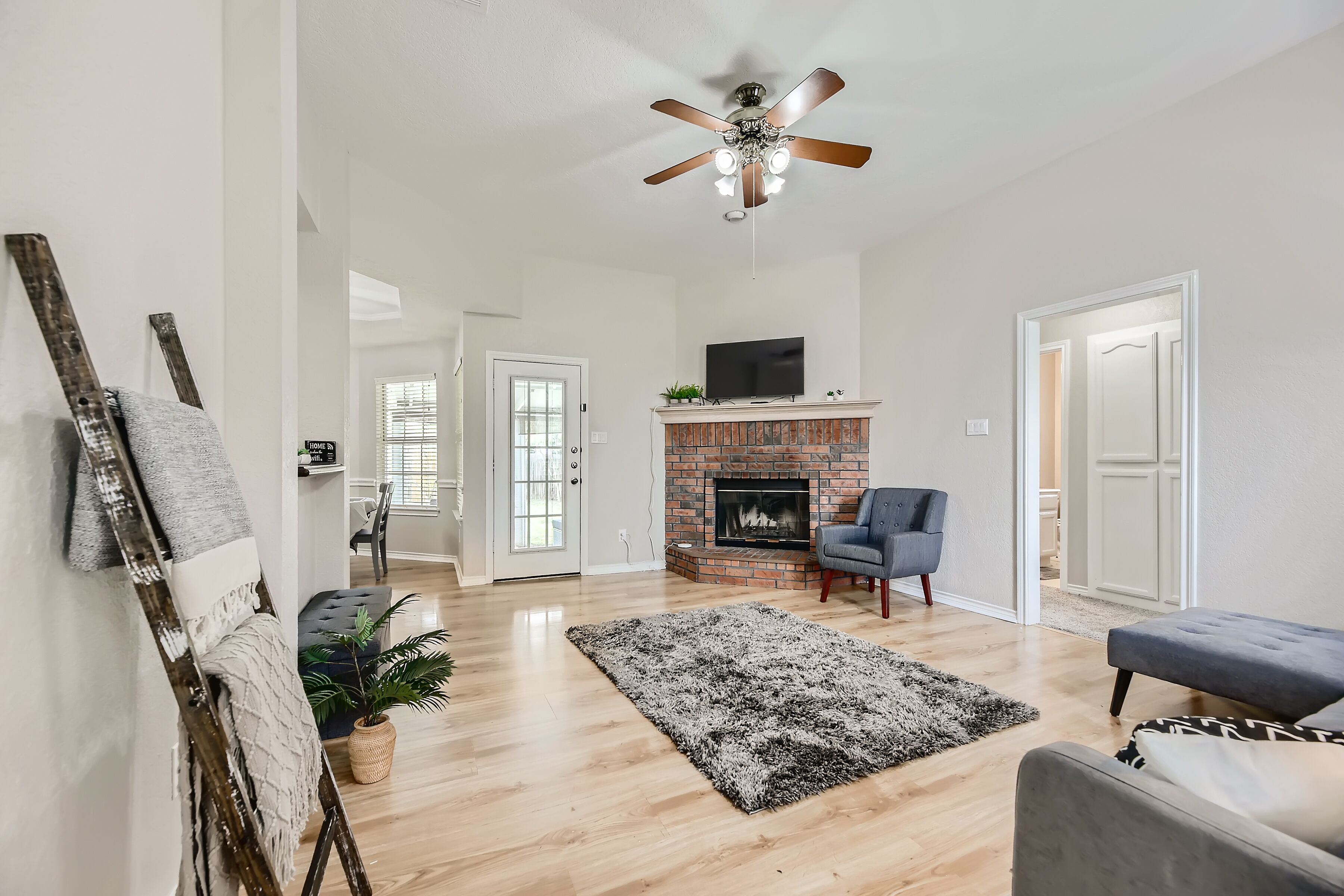 Cozy Home with Spacious Backyard - by Pmi Austin Metro