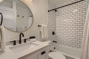 Combined shower/tub, hair dryer, towels