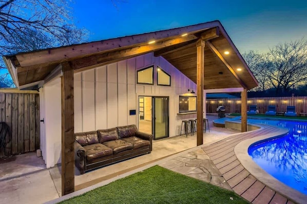 Terrace/patio - Family Relaxation: Private Pool & Spa with Games (Austin)