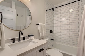 Combined shower/bathtub, hair dryer, shampoo - Family Relaxation: Private Pool & Spa with Games (Austin)