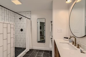 Combined shower/tub, hair dryer, towels