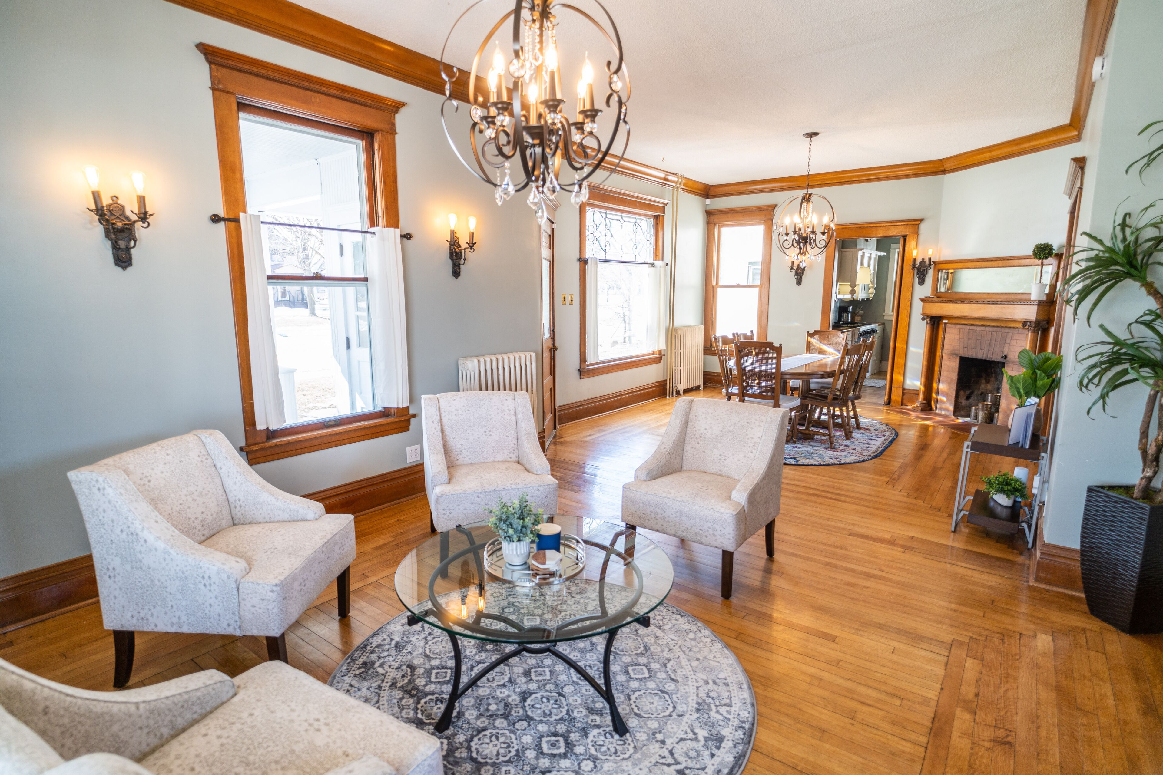 Entire house, sleeps 10, two blocks from the lake!