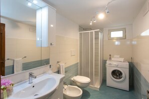 Shower, hair dryer, bidet, towels - Breathtaking view from La Casa di Lucia (Positano)