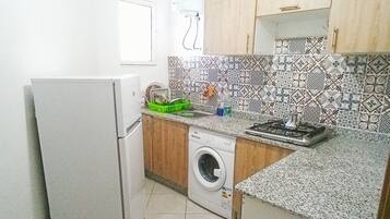 Lava-louças, talheres/pratos/utensílios de cozinha, mesas de jantar