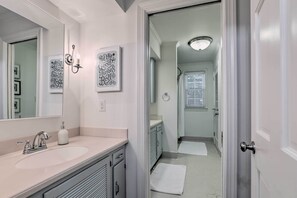 Kostenlose Toilettenartikel, Haartrockner, Handtücher