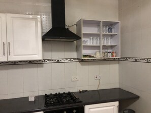 Micro-ondes, batterie de cuisine, vaisselle et ustensiles