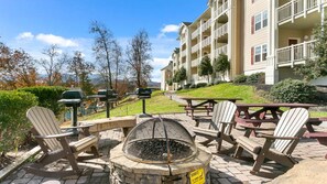 Outdoor dining - Two Bedroom, Luxury Condo, Pigeon Forge, Tennessee (2555624) (Pigeon Forge)