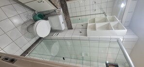 Regadera, toallas, jabón, papel de baño 