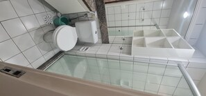 Doccia, asciugamani, sapone, carta igienica