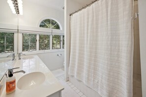 Combined shower/tub, towels
