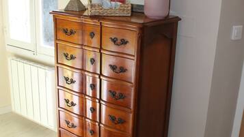 Suite, en-suite badkamer, uitzicht op tuin | Interieur