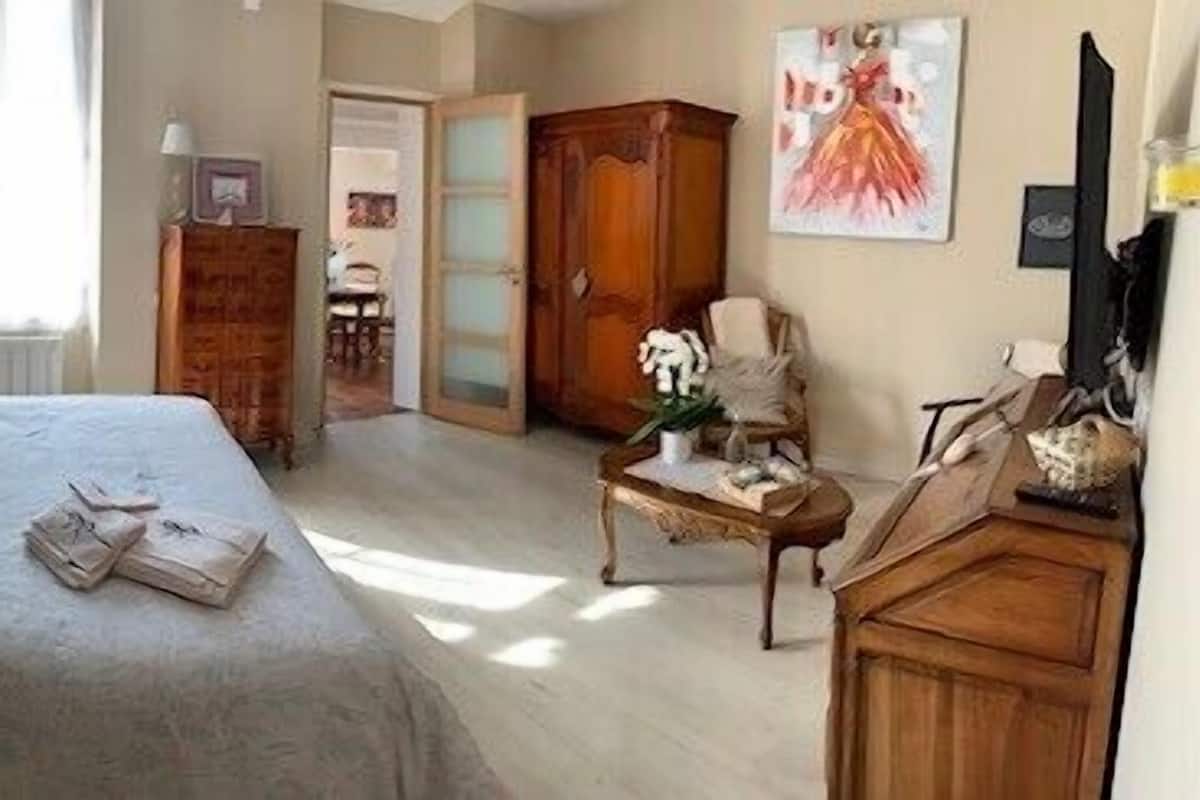Suite, salle de bain attenante, vue sur le jardin | 1 chambre