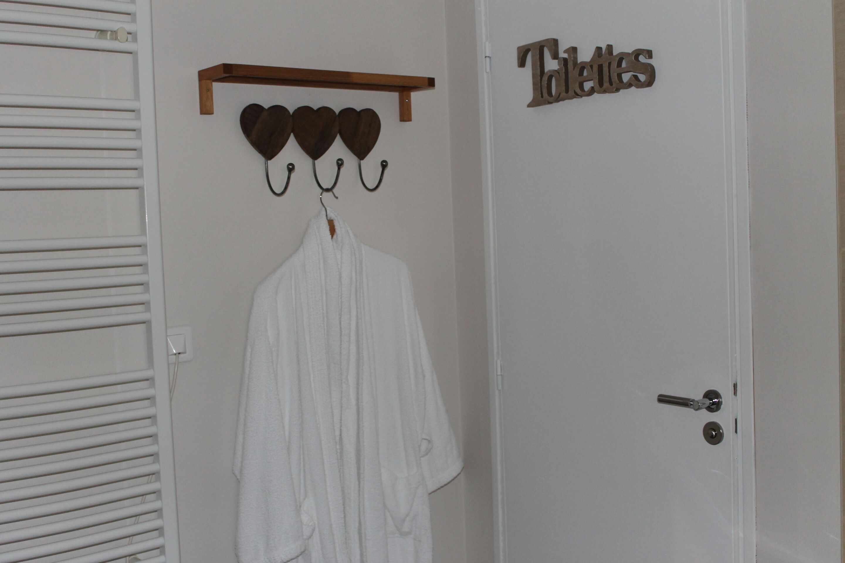 Suite, salle de bains attenante, vue jardin