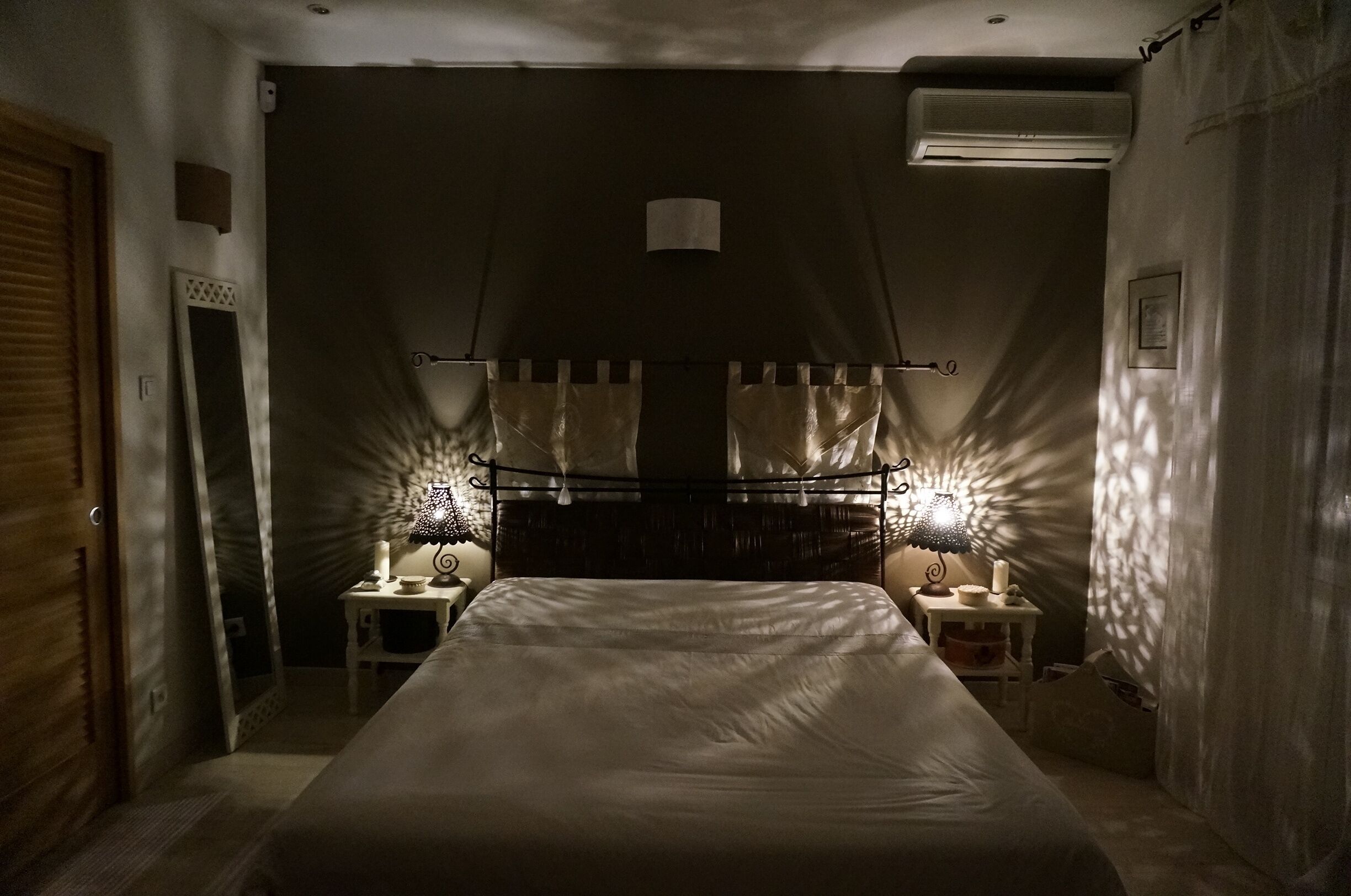 Suite, salle de bains attenante, vue jardin | Intérieur