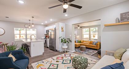 Highland Home--The heart of P'cola--5beds, 8guests