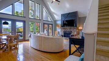 Smart TV, chimenea, videojuegos y reproductor de DVD