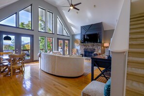 Smart TV, caminetto, videogiochi, lettore DVD