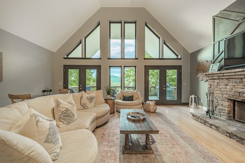 Private 7BR Retreat w/Views | Lakes & Wineries