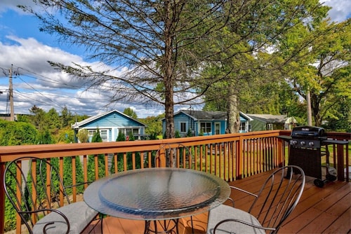Peaceful Poconos Creekside Cabin w/private trails Hot Tub