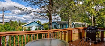 Peaceful Poconos Creekside Cabin w/private trails Hot Tub