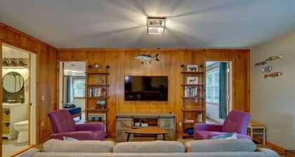 Peaceful Poconos Creekside Cabin w/private trails Hot Tub