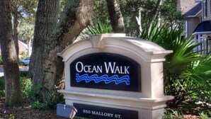 Wegweiser für Ocean Walk in der Mallory Straße 850.