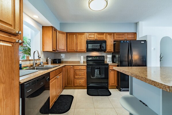 Réfrigérateur, four à micro-ondes, un four, surface de cuisson