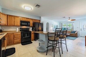 ثلاجة، ميكروويف، فرن، موقد طهي مسطح