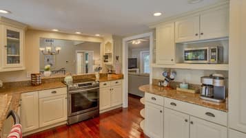 KylskÄp, mikrovÄgsugn, ugn och spishÀll