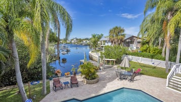 Utomhuspool och uppvÀrmd pool