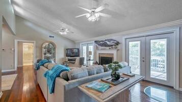 Smart-tv, eldstad och ett bordtennisbord