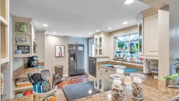 Réfrigérateur, micro-ondes, four, plaque de cuisson