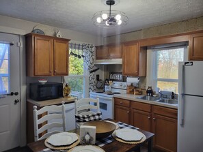 Fridge, microwave, oven, stovetop - Hygge Creek Cottage near Bourbon Trail, Taylorsville Lake, Derby & Kayaking 🐎 (Taylorsville)