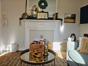 Smart TV, books - Hygge Creek Cottage near Bourbon Trail, Taylorsville Lake, Derby & Kayaking 🐎 (Taylorsville)